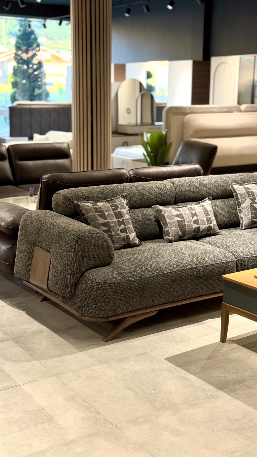 Divan modern ngjyrë gri me jastëkë dekorativë në showroom-in Delta-Mob